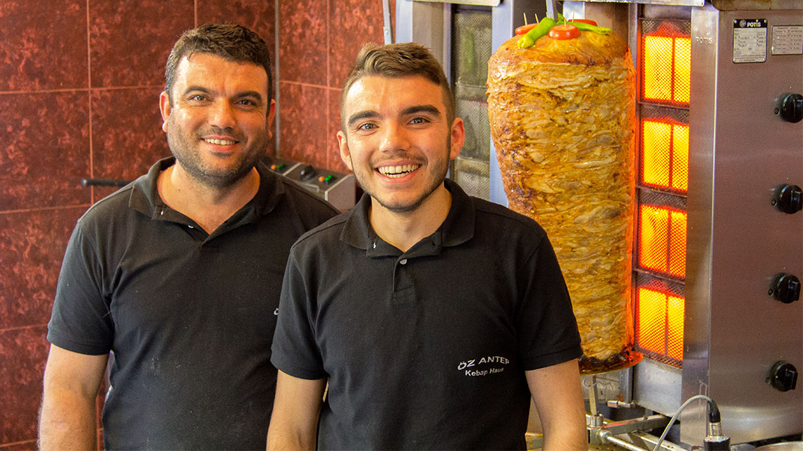 Die netten Herren des Öz Antep Kebaphauses